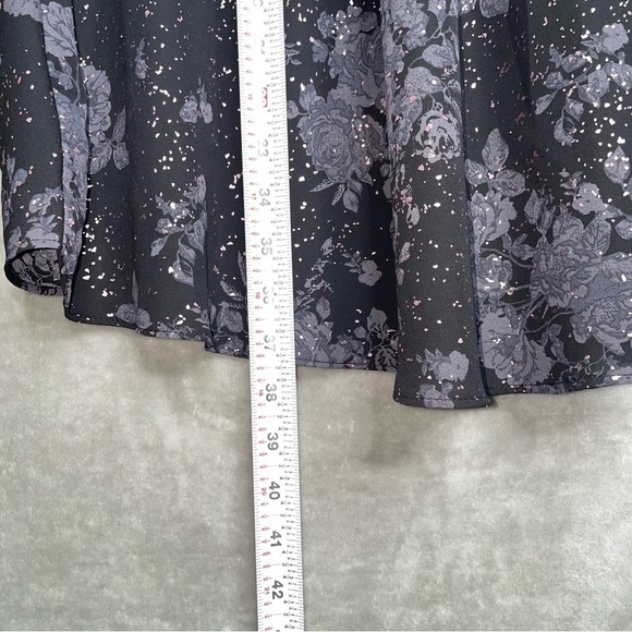 Torrid Faux Wrap Faux-Sleeve Tunic Top Black Floral Pink Sparkle Hi-Lo Size 2 - Picture 4 of 8